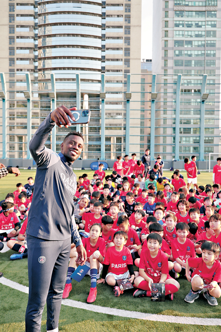 ●馬度迪（左）與巴黎聖日耳門學院小將合照。 公關圖片