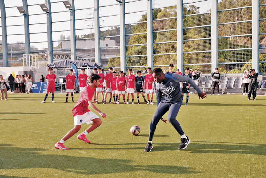 ●馬度迪（右）落場與學員進行一對一較量。  公關圖片