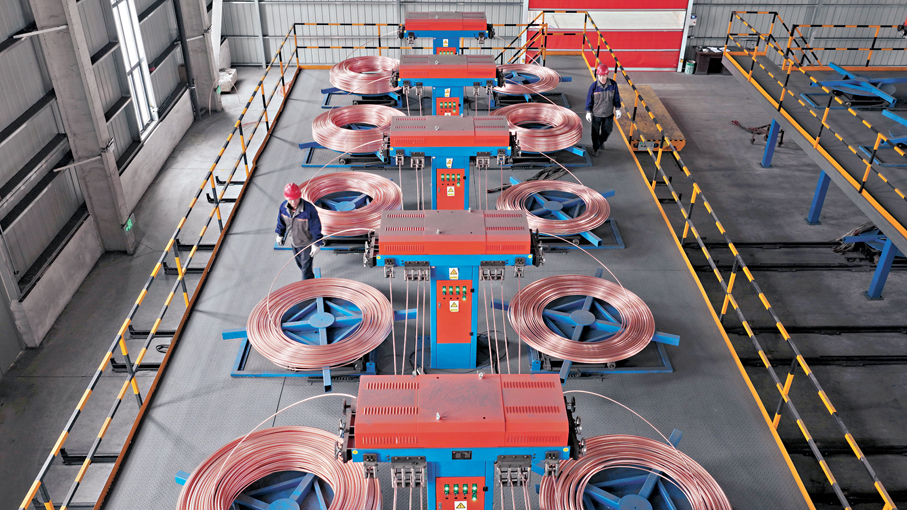 ●2025年中國國內生產總值首次躍上140萬億元新台階，比上年增長5.0%。圖為江蘇省淮安市洪澤區一家企業車間內，工人進行銅桿產品加工生產。 新華社