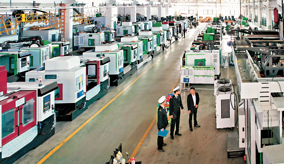 ●機電產品對廣東外貿拉動作用顯著。圖為江門海關所屬恩平海關關員到轄區數控機床出口企業開展實地監管。 香港文匯報廣東傳真