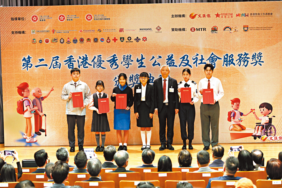 ●首屆獲獎者趙詠兒（左四）為本屆獲獎者頒獎。