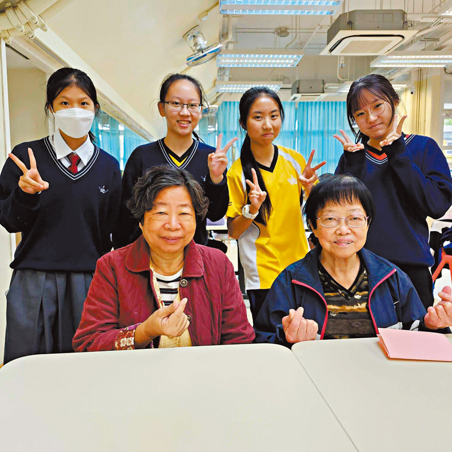 ●王心柔（後排右二）與同伴們參與關愛長者義工活動。受訪者供圖