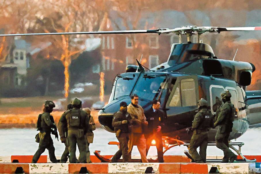 ●美軍粗暴地進入委內瑞拉控制該國總統馬杜羅夫婦，並將他們帶到美國。 資料圖片