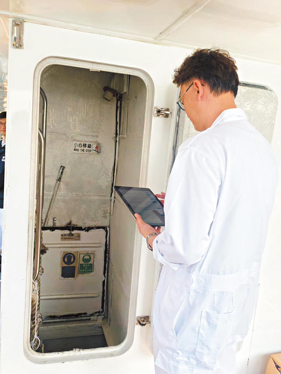 ●海事處人員檢查機房。 資料圖片