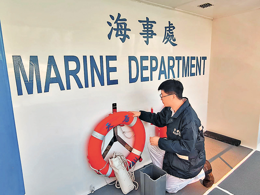 ●海事處人員檢查逃生設備。 資料圖片