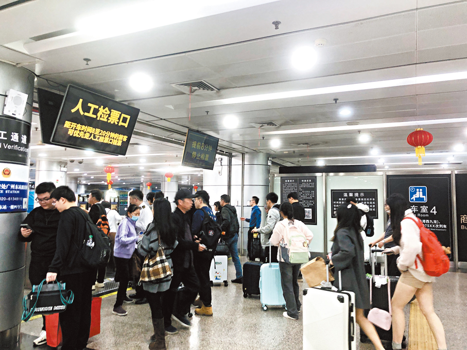 ●部分港人北上熱門線路的春運火車票售罄。圖為旅客在廣州東站出行。香港文匯報記者方俊明  攝