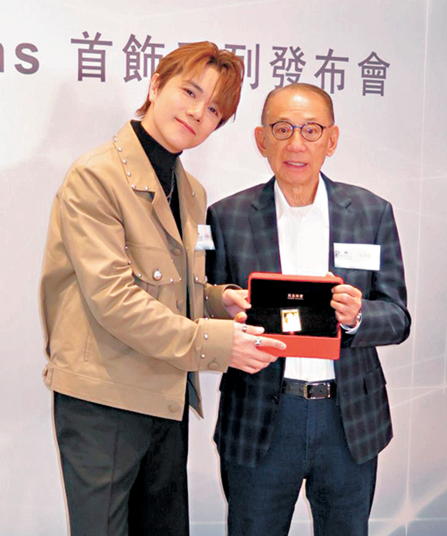 ●軒仔（左）獲老闆楊受成贈送《奔馬圖》金牌。 香港文匯報記者阿祖  攝