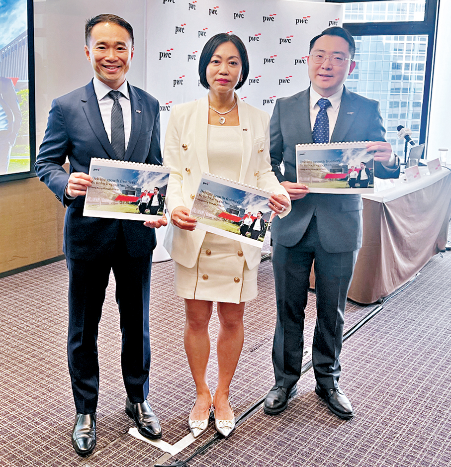 ●羅兵咸永道中國南部私人客戶及家族企業稅務主管合夥人王曉彥（中）、經濟學家嚴崢（右）。 香港文匯報記者周曉菁  攝