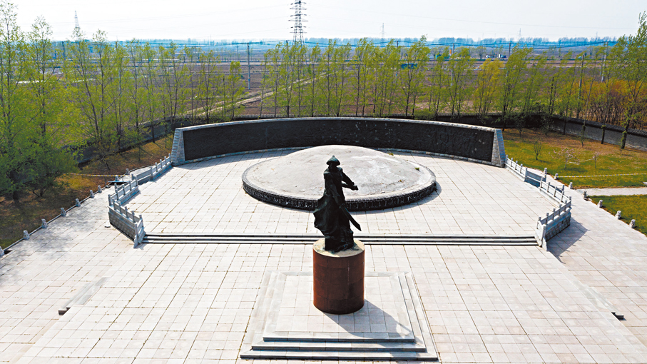 ●墳塚中長眠着在甲午末戰中壯烈殉國的將士，墳塚前有一尊清軍將士青銅雕像。 作者供圖