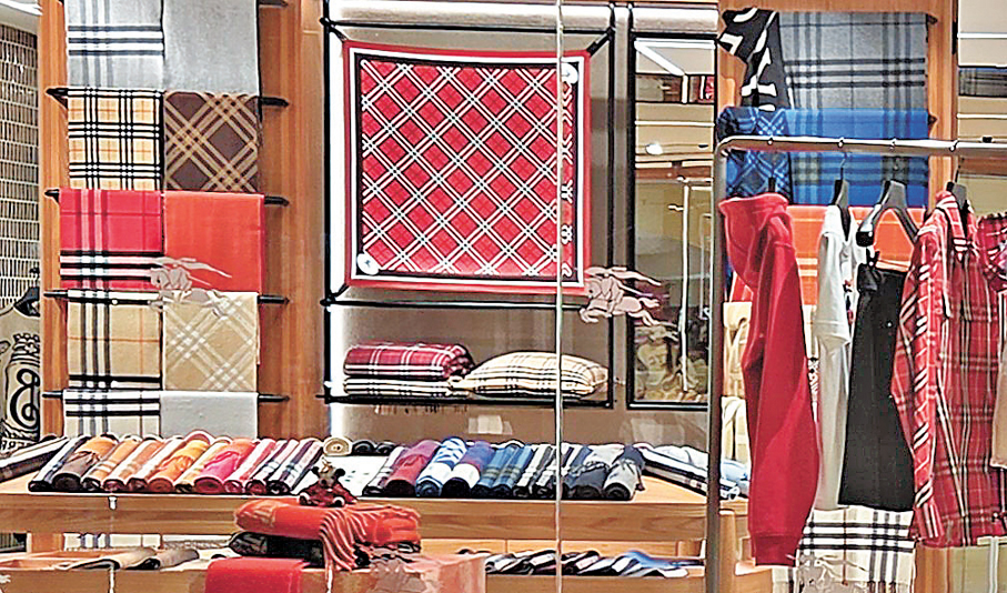 ●窗櫥迎來一片亮麗的蘇格蘭格子衣物。 作者供圖