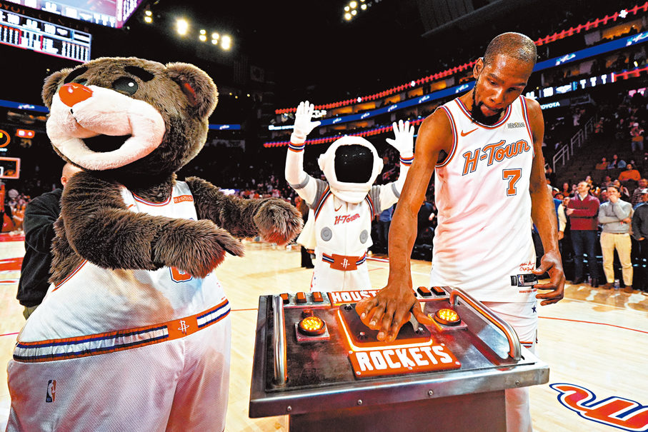 ●杜蘭特升上史上得分榜第六位。  美聯社