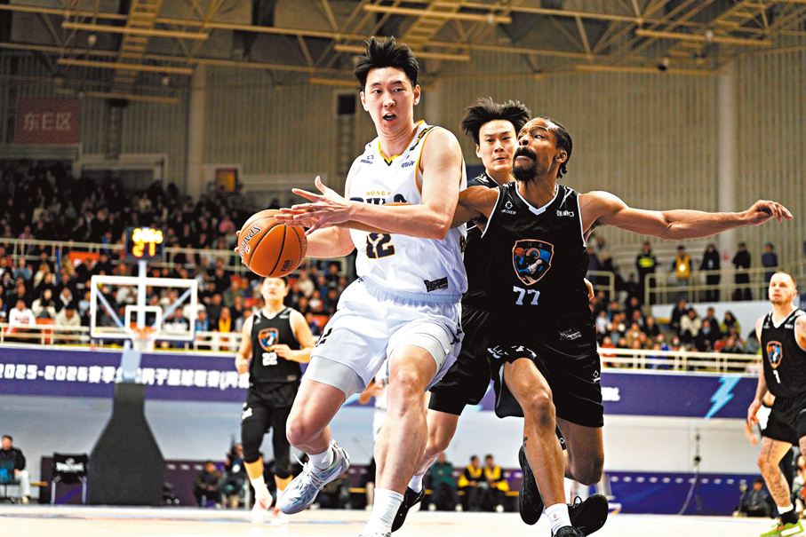 ●曲虹霖（左）在比賽中進攻。  香港金牛圖片