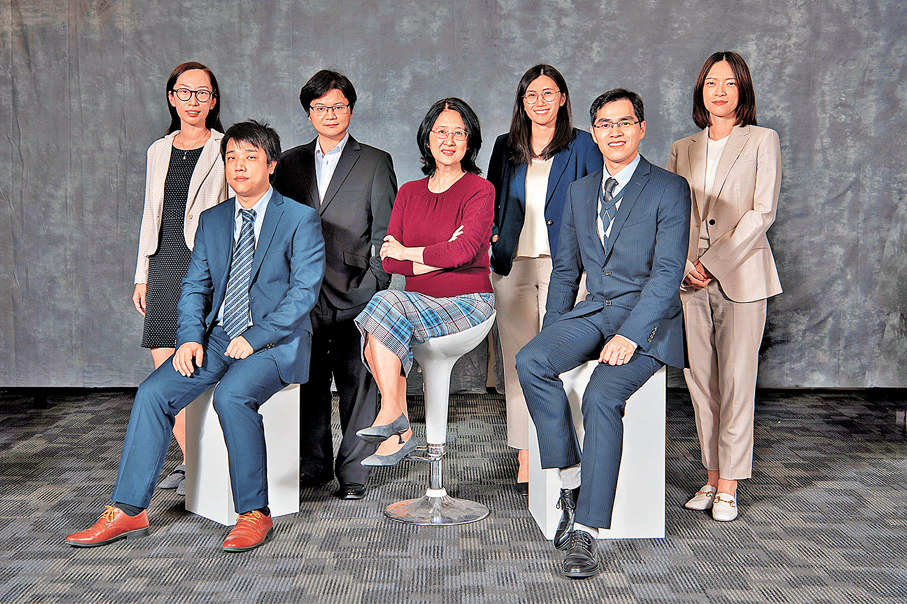 ●港中大王昭春教授（前排中）、王鑫教授（前排左）、丁肖凡博士（後排左二）與外科學系部分成員合照。