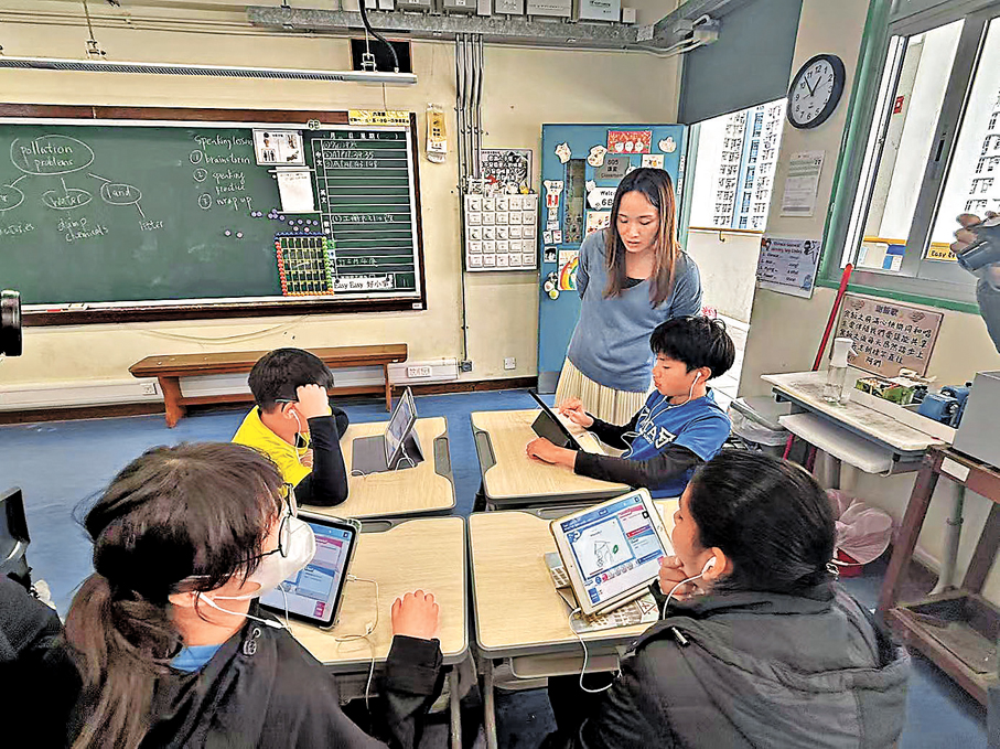 ●老師與學生正在使用 AI Buddy輔助上課。 香港文匯報記者史柳藝  攝