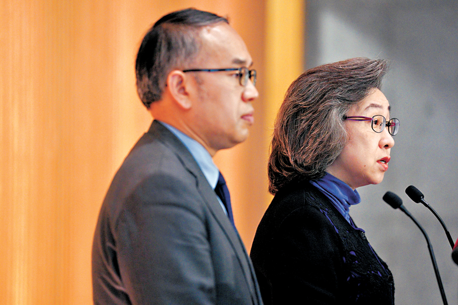 ●許正宇（左）及楊何蓓茵（右）見傳媒，公布就採購樽裝飲用水事件進行的紀律調查結果。 大公文匯全媒體 記者麥鈞傑  攝