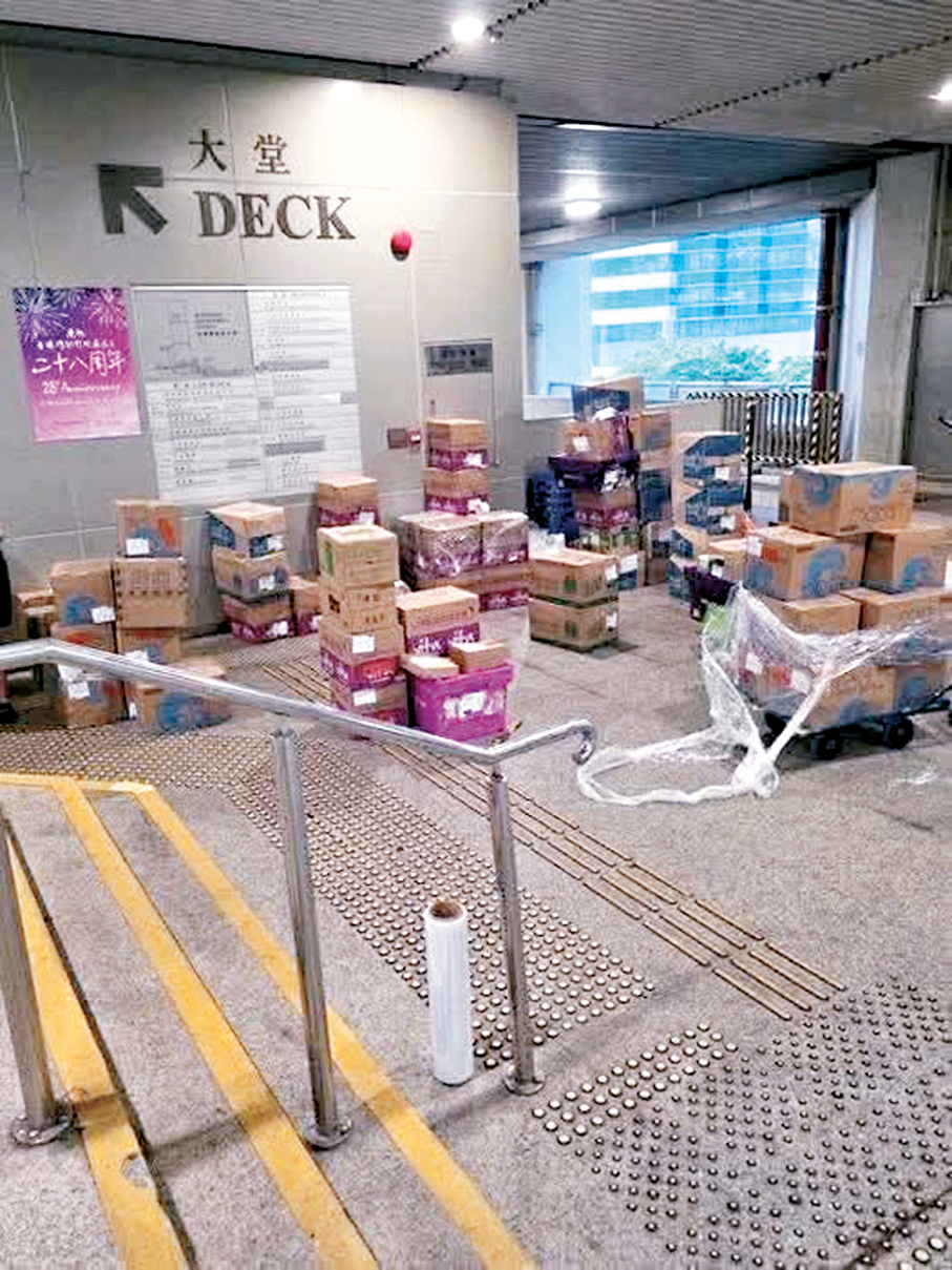 ●事件發生後，政府部門自行訂購飲用水。 資料圖片