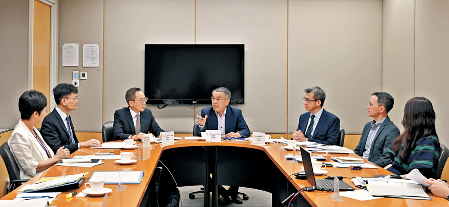 ●許正宇去年8月主持政府採購機制檢討專責小組首次會議。 資料圖片