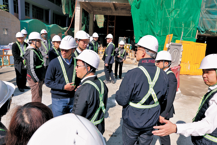 ●獨立委員會主席及委員日前到小西灣地盤視察棚網。資料圖片