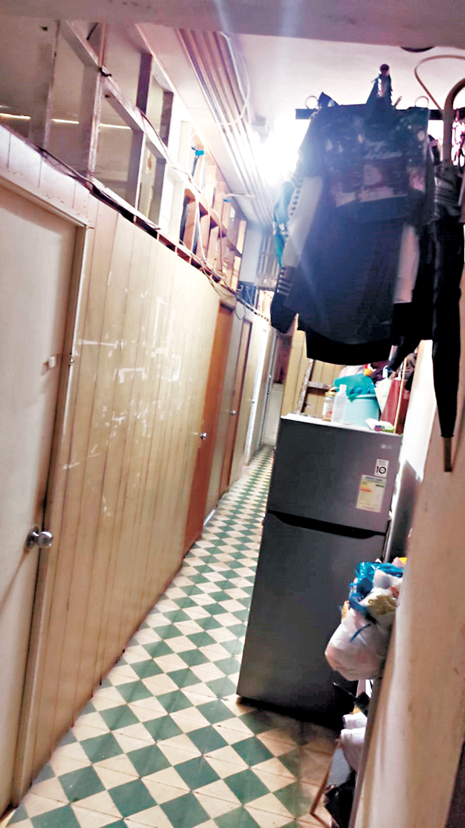 ● 劏房住戶於走廊擺放物品，增加消防隱患。圖為深水埗義華大廈劏房。資料圖片