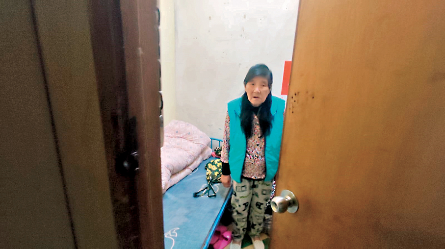 ●香港現存約11萬個劏房單位中，不少仍存在安全隱患。圖為深水埗義華大廈劏房租戶。資料圖片