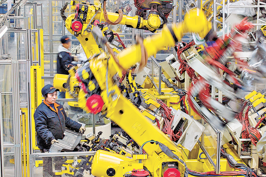 ●國家發展改革委提出，加快構建現代化產業體系。圖為浙江省湖州市一汽車部件有限公司，工人在數字車間內操控工業機器人，趕製新能源汽車配件訂單。 新華社