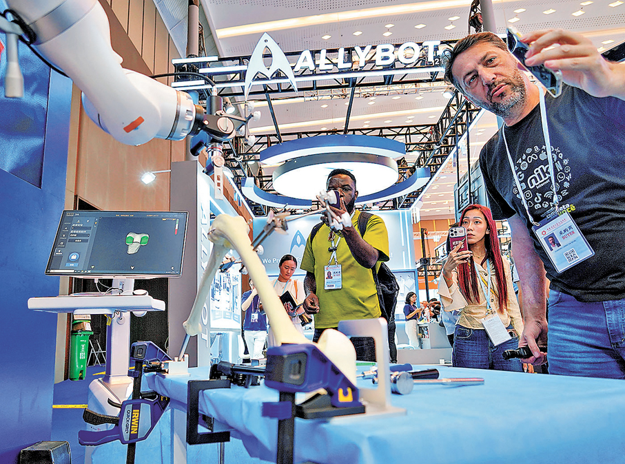 ●深圳瞪羚企業數首超倫敦，躋身全球前五。圖為採購商在第138屆廣交會元化智能科技（深圳）有限公司展台觀看手術機器人產品。資料圖片