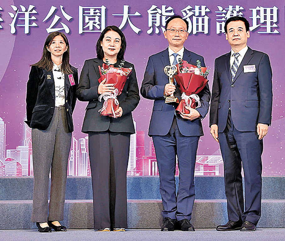 ●海洋公園大熊貓護理團隊   香港文匯報記者曾興偉  攝