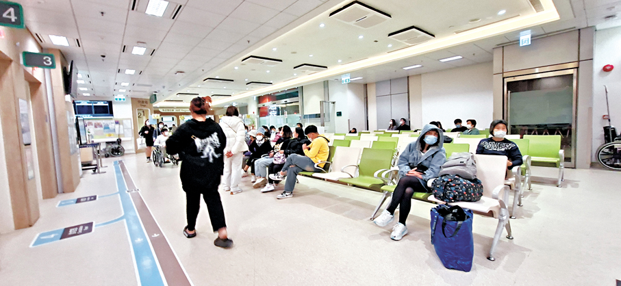 ●醫管局公布，公院收費改革自今年元旦實施以來，首18天急症室每日平均求診人次顯著減少14.6%；次緊急及非緊急求診病人較去年同期大減逾兩成。圖為廣華醫院急症室。 資料圖片