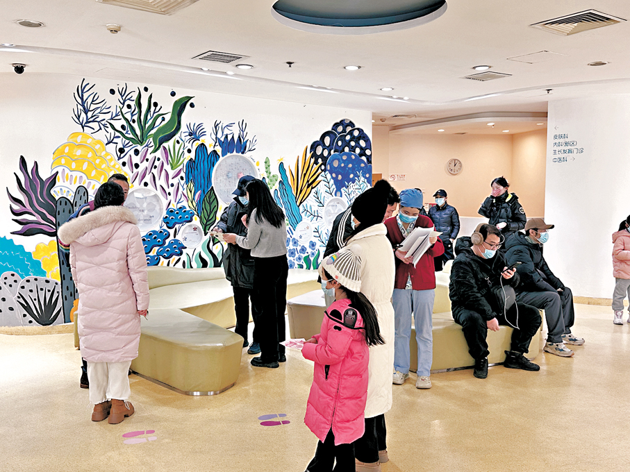 ●不少家長帶小朋友一同到嫣然天使兒童醫院捐款。香港文匯報記者蘇雨潤  攝