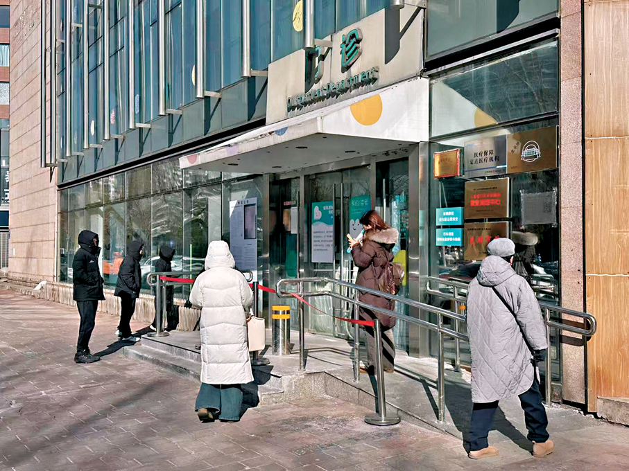 ●北京嫣然天使兒童醫院門外，往來捐款者身影依舊絡繹不絕。香港文匯報記者蘇雨潤  攝