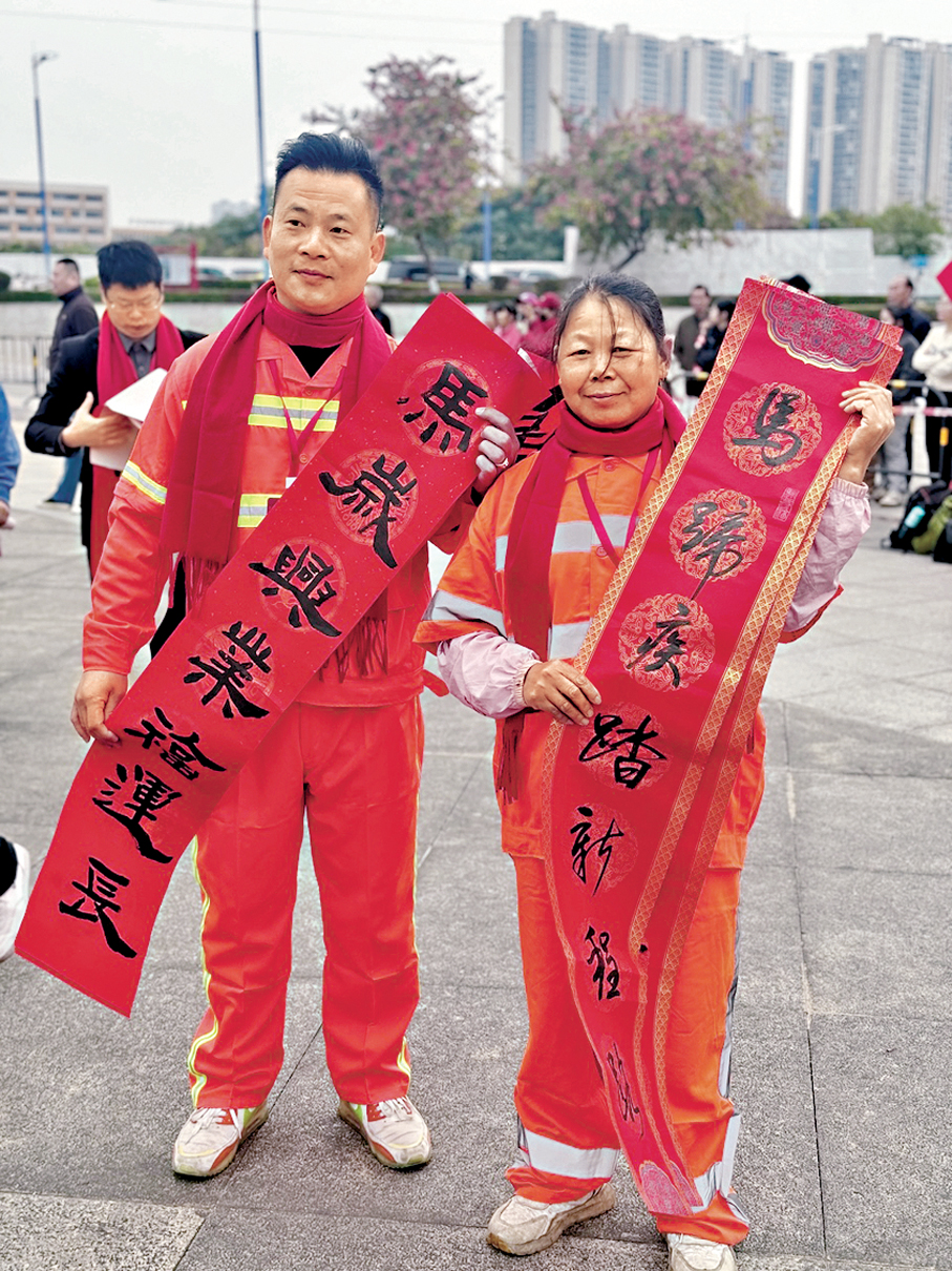 ●活動為當地各行業代表及市民贈送春聯。香港文匯報記者李紫妍  攝