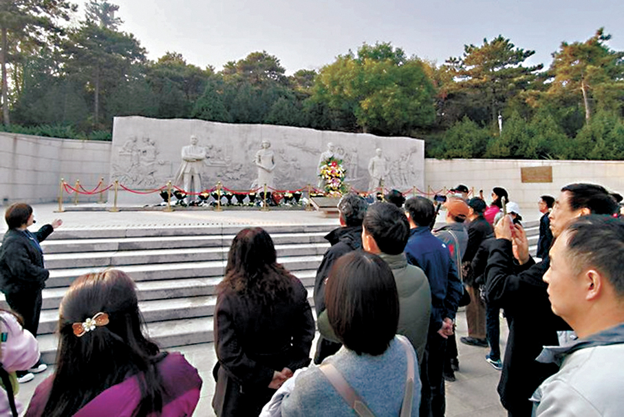 ●北京西山的無名英雄紀念廣場上矗立着吳石、朱楓、陳寶倉、聶曦四位烈士的雕像，群眾自發前來祭拜。