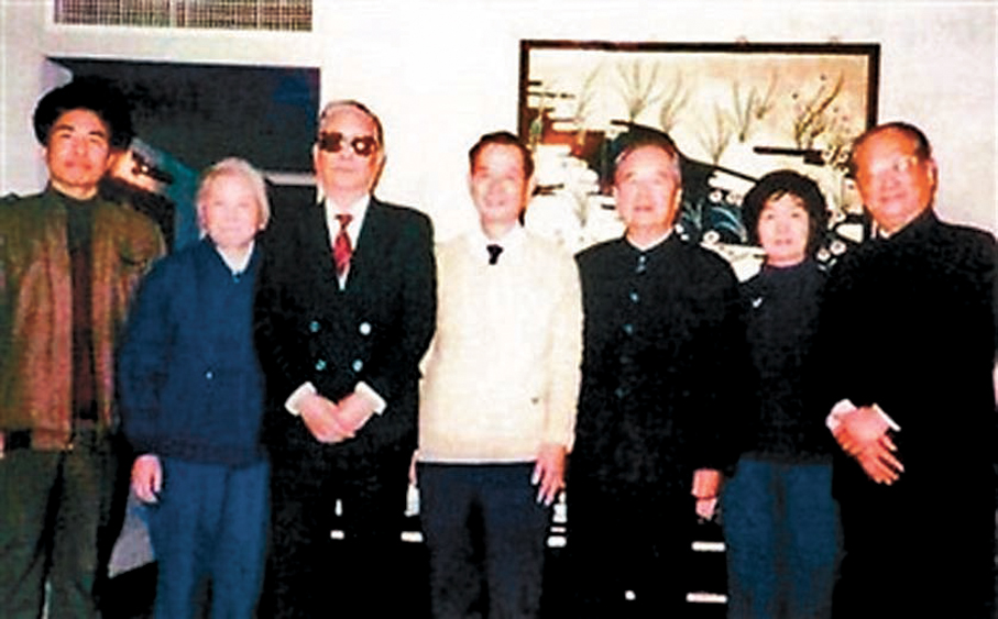 ●時任中共中央調查部部長、中央對台辦主任羅青長（右三）與吳石將軍家人。