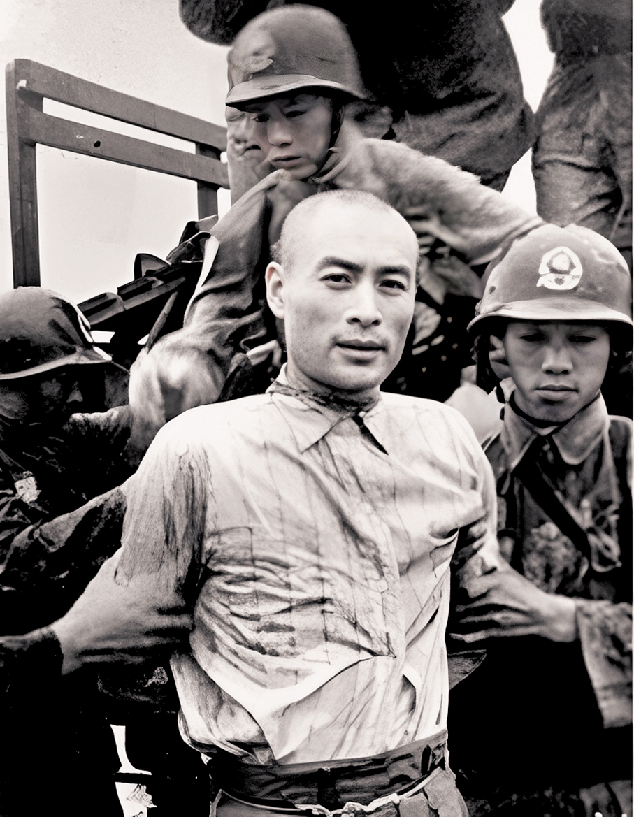 ●聶曦臨刑前照片，雙手反縛，卻昂首挺胸、目光堅定，盡顯英烈氣概。