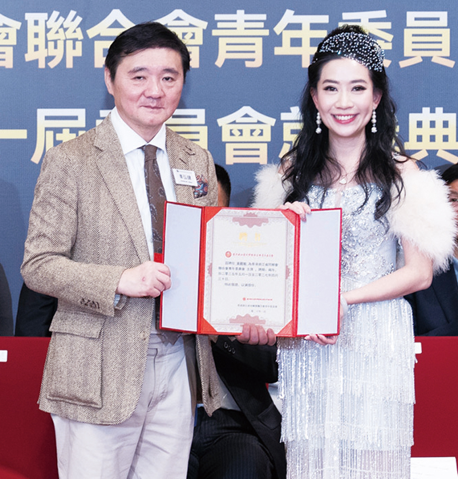 ●車弘健（左）為黃觀敏頒發聘書。