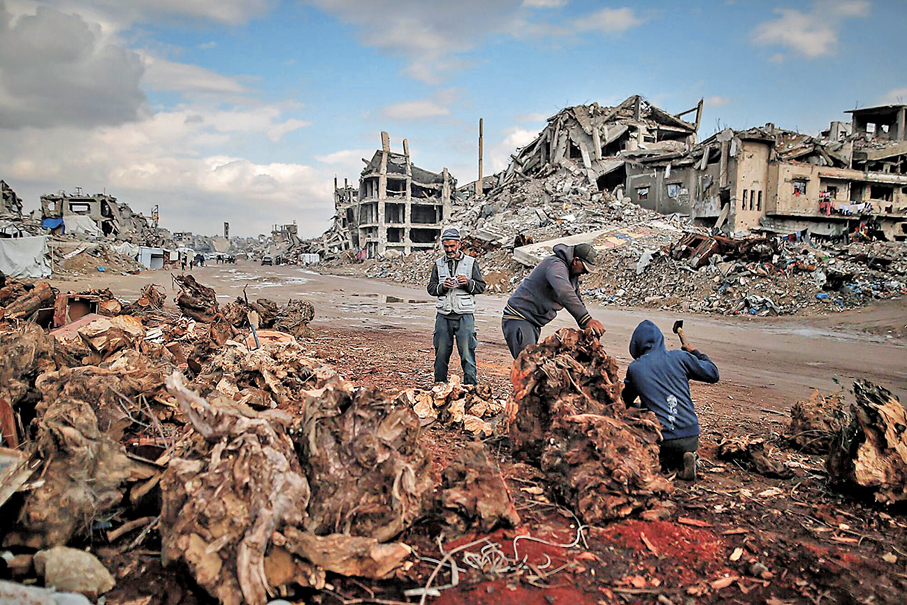 ●巴勒斯坦人在加沙城準備柴火，用於煮食和取暖。 彭博社