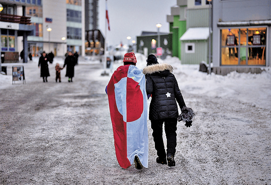 ●在格陵蘭努克，有人披上格陵蘭旗幟參加反特朗普示威。 路透社