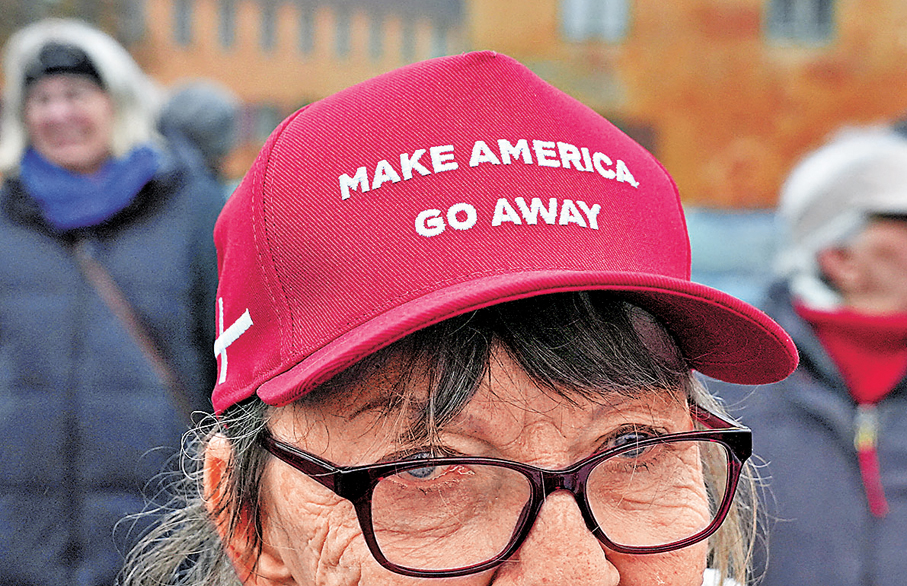 ●丹麥民眾戴上丹麥版「MAGA帽」參加反美國示威。 路透社