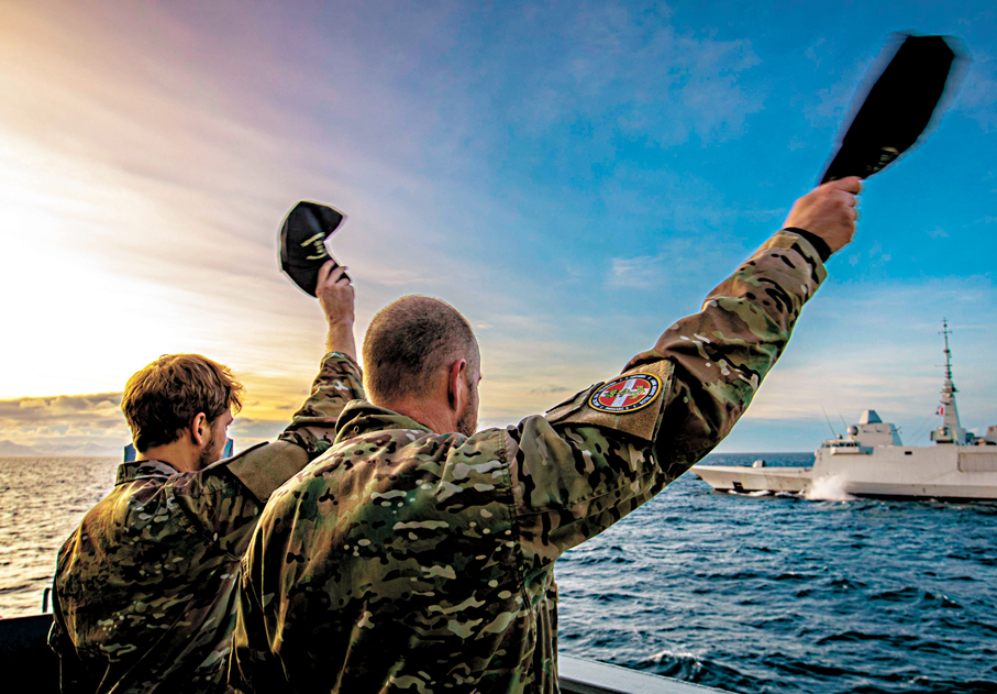 ●丹麥海軍巡邏艦人員向法國海軍護衛艦人員揮手。 法新社