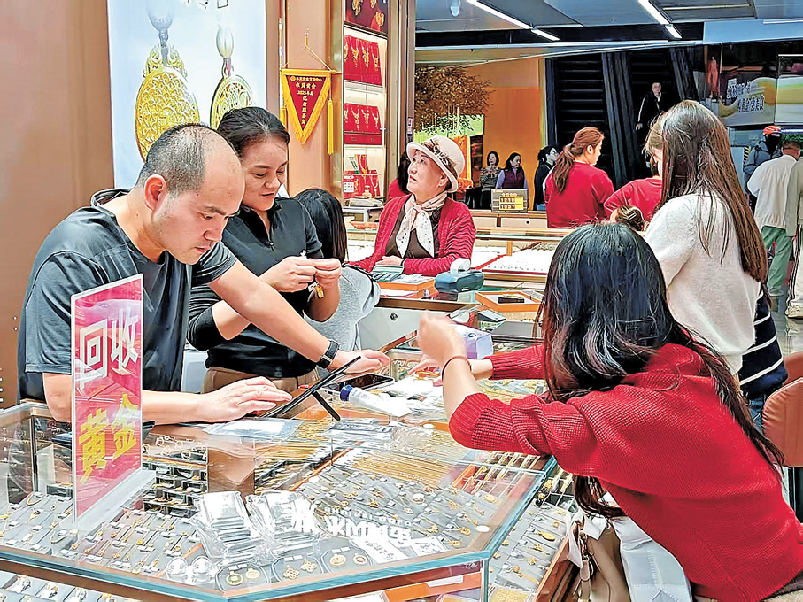 ●深圳水貝黃金交易中心有商家一天銷售近十根銀條、金條約兩三條，克重比較小。 香港文匯報記者李昌鴻  攝