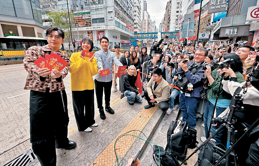 ●呂爵安展示利是內有六合彩彩票。 香港文匯報記者阿祖 攝