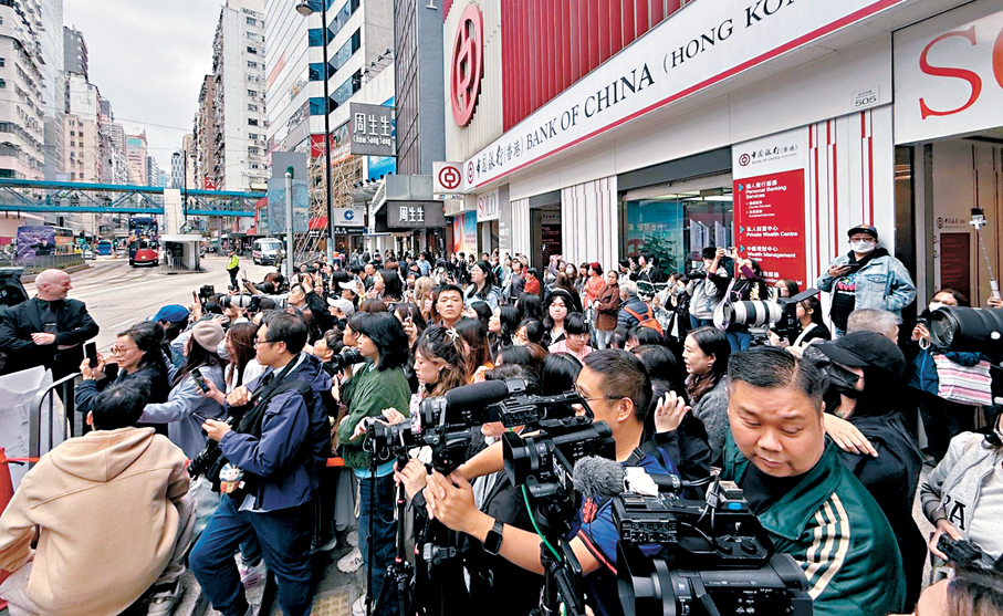 ●現場圍觀者眾，塞滿行人通道。 香港文匯報記者阿祖 攝
