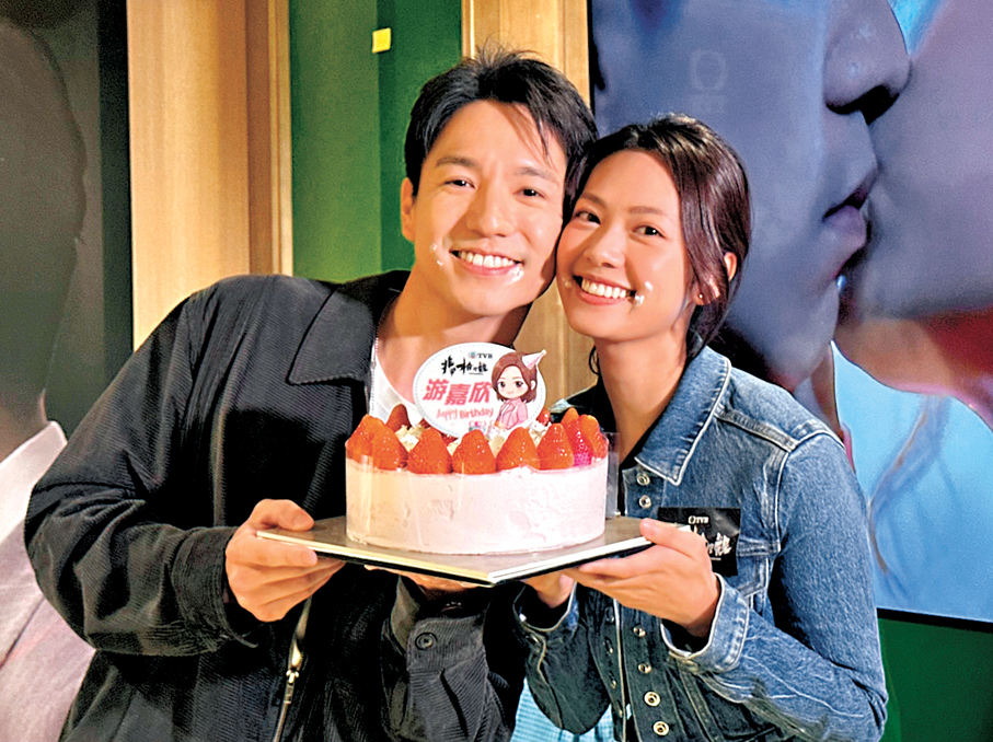 ●游嘉欣前日只肯與吳偉豪上演「面貼面」。  香港文匯報記者子棠 攝