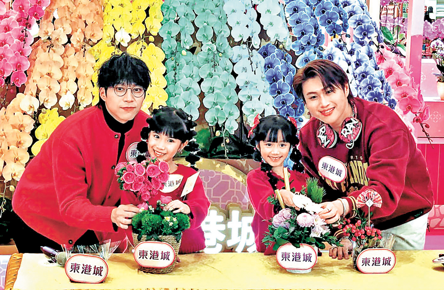 ●吳業坤(左一)和馮熙燮(右一)昨日出席新春花展會。  香港文匯報記者梁靜儀 攝