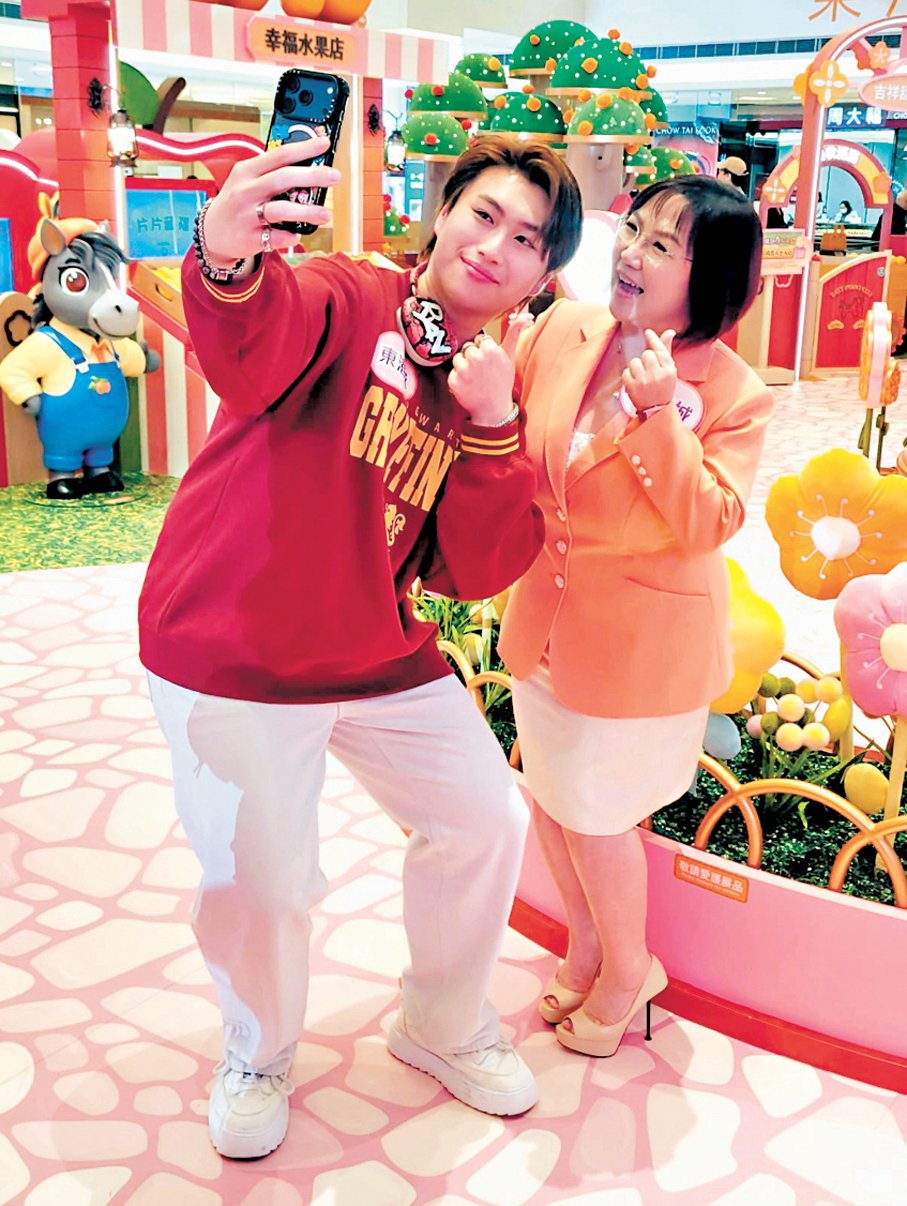 ●馮熙燮跟麥玲玲自拍。  香港文匯報記者梁靜儀 攝