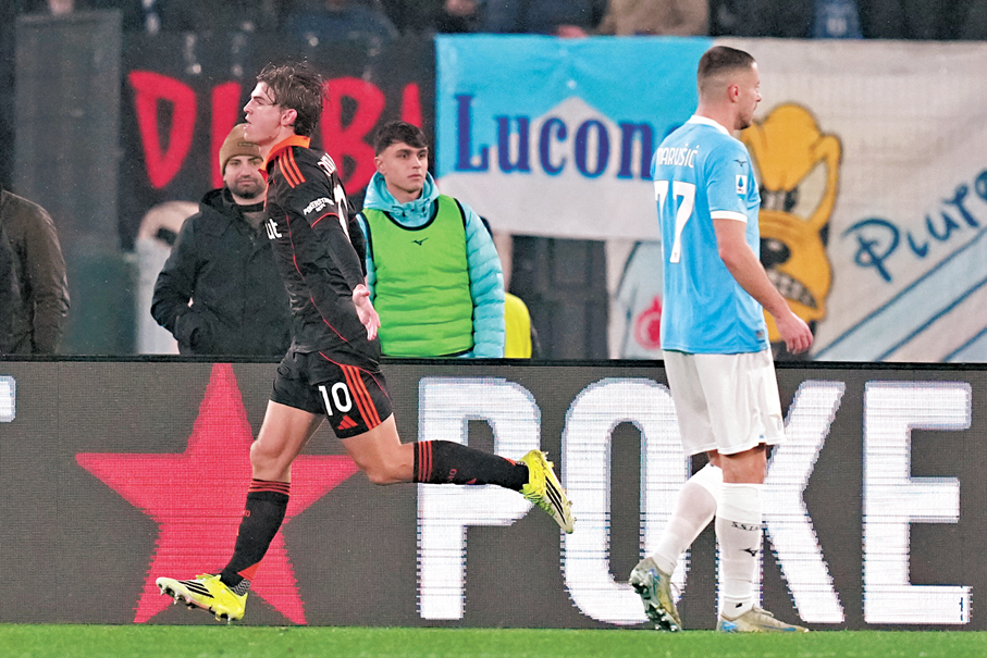 ●尼高柏斯（左）慶祝取得入球。  美聯社