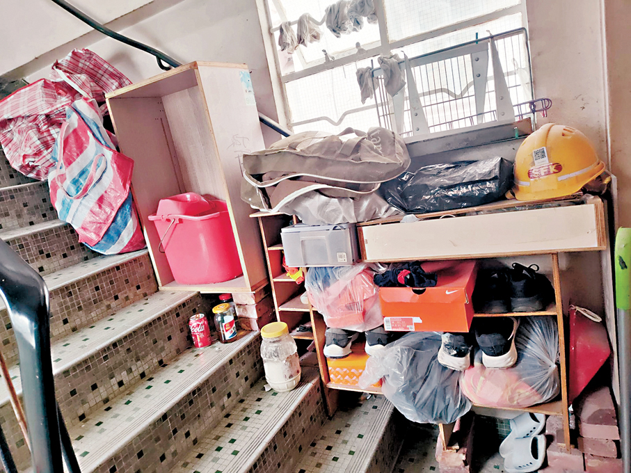 ●深水埗劏房樓梯滿雜物 。香港文匯報記者嚴鍇華 攝
