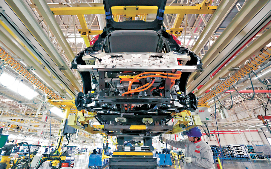 ●何立峰在致辭中指出，中國不僅願做「世界工廠」，更願做「世界市場」。圖為奇瑞新能源汽車股份有限公司某總裝車間，員工在裝配新能源汽車。 新華社