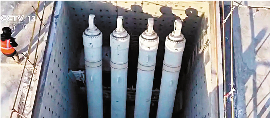 ●配備4個液壓起豎油缸，可將液體火箭調整為垂直發射姿態。央視截圖