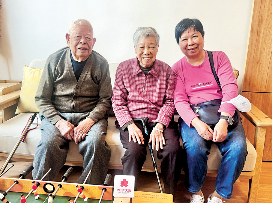 ●香港長者梁景濂（左）、崔杏珠（中）和女兒。 香港文匯報記者李紫妍  攝